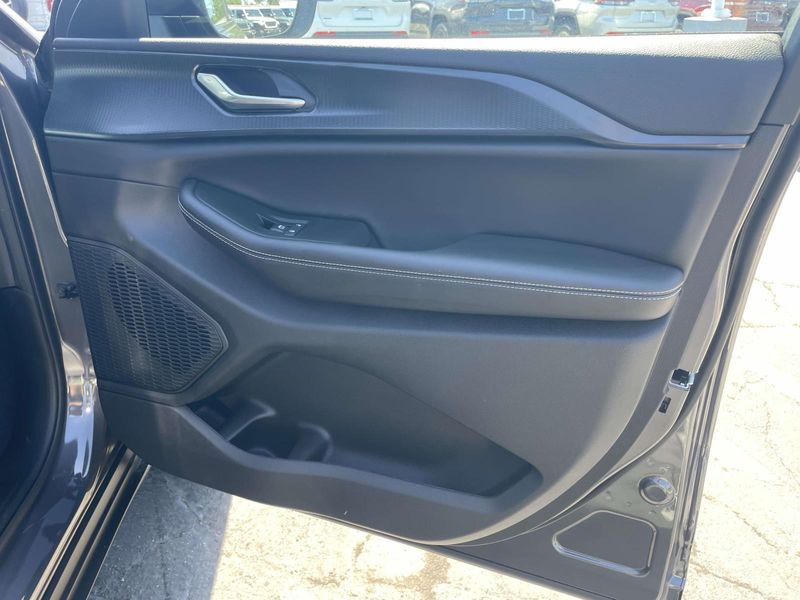 New 2026 Jeep Grand Cherokee L Laredo 4x2
