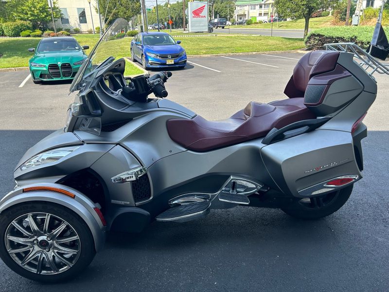 2014 Can-Am Spyder RT LIM Image 2