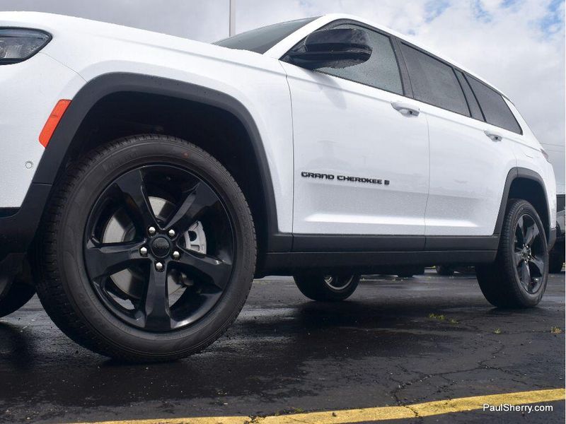 2025 Jeep Grand Cherokee L Limited 4x4Image 9