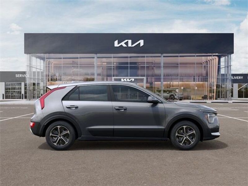 2025 Kia Niro LXImage 7