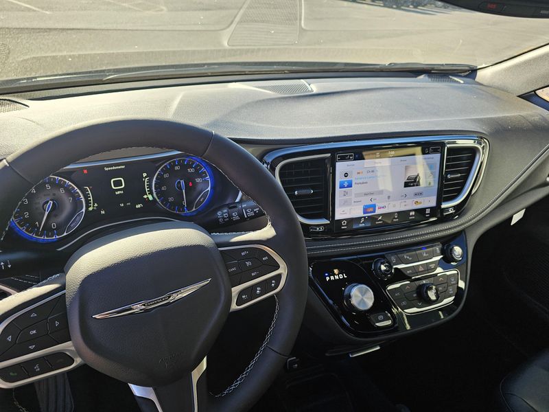 New 2026 Chrysler Pacifica Select AwdImage 6