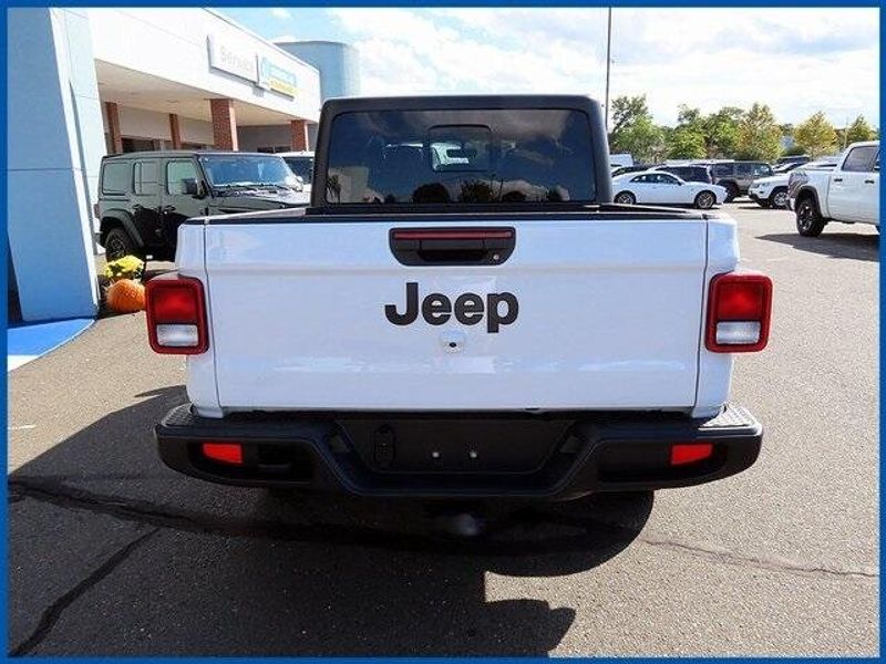 2022 Jeep Gladiator Altitude photo 6