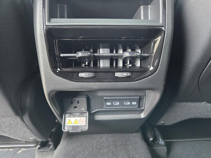 New 2026 Jeep Grand Cherokee Laredo Altitude 4x2