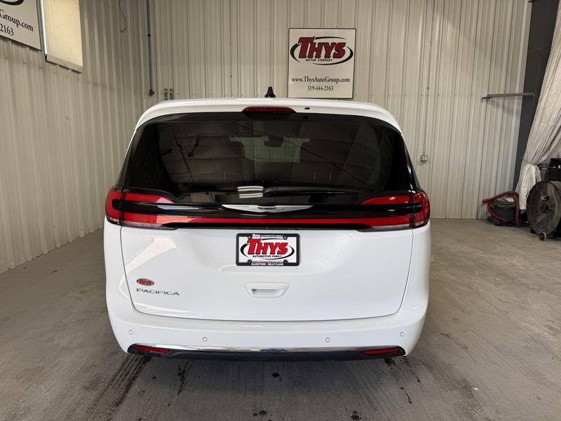 Used 2024 Chrysler Pacifica Touring LImage 4