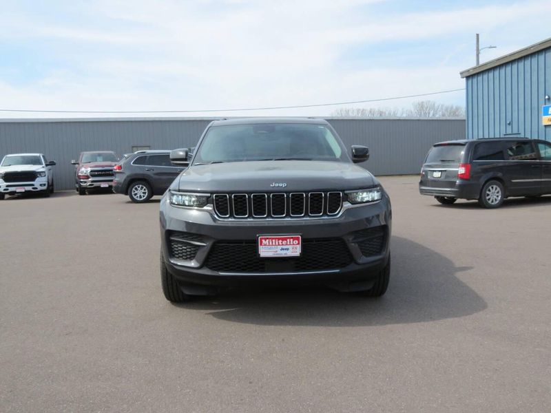 Used 2022 Jeep Grand Cherokee Laredo 4x4 4dr SUV (midyear release)Image 3