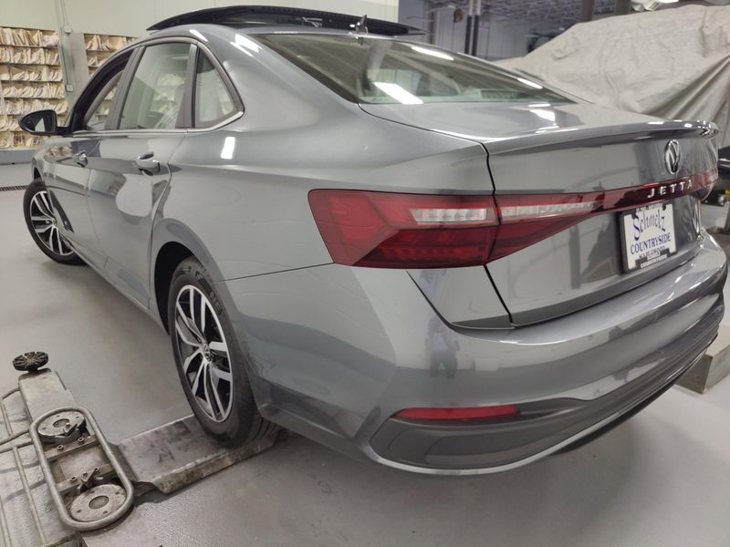 Used 2025 Volkswagen Jetta SE w/SunroofImage 9