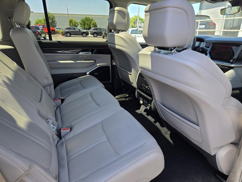 2022 Jeep Wagoneer Series II 4x2