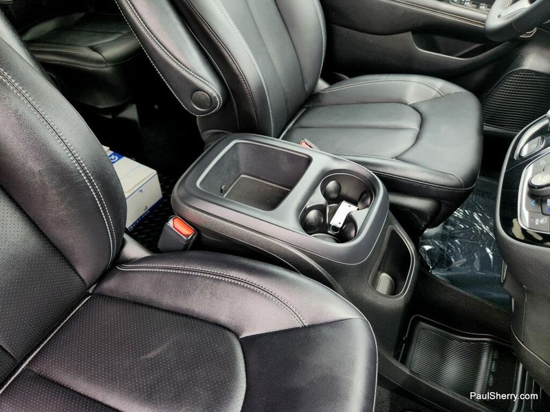 New 2026 Chrysler Pacifica Select