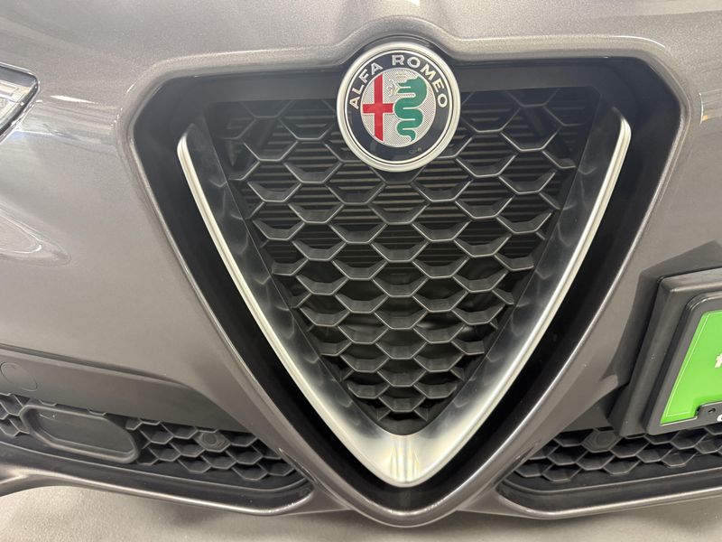 Used 2023 Alfa Romeo Stelvio Ti AWD w/Sunroof & NavImage 21
