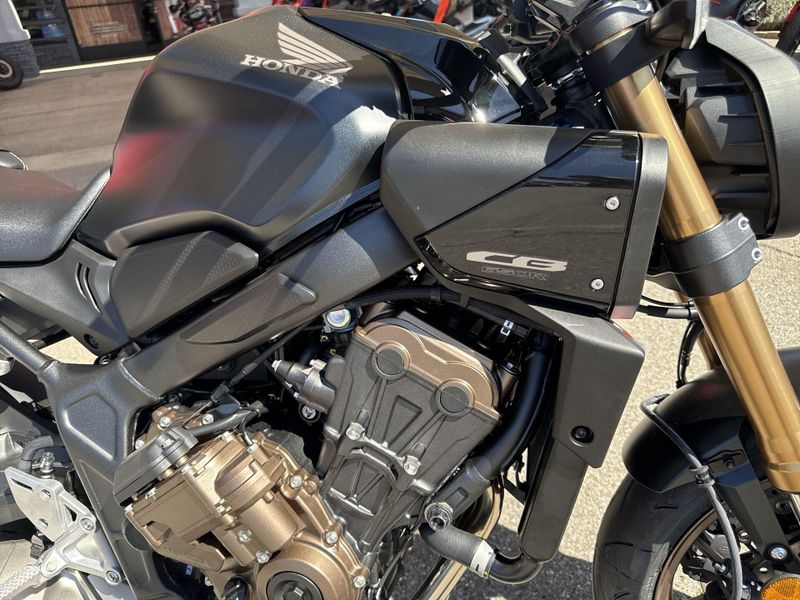 New 2026 Honda CB650R E-CLUTCH Image 13