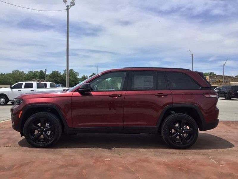 2025 Jeep Grand Cherokee Altitude X 4x2Image 2