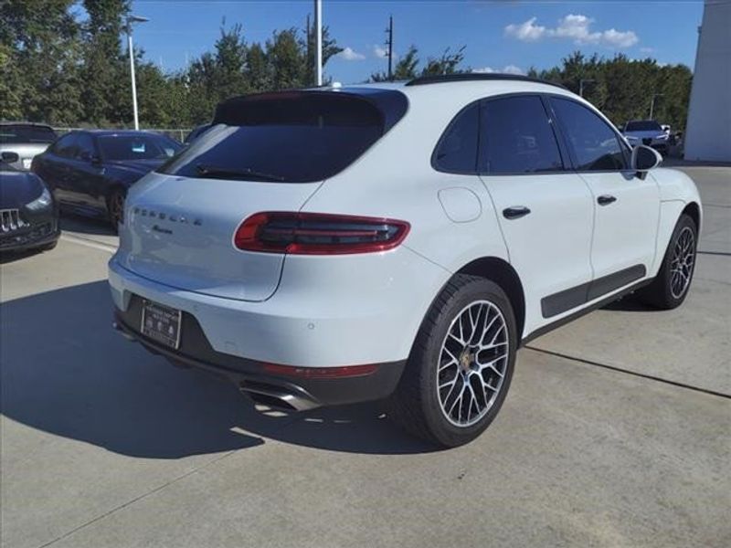 2018 Porsche Macan BaseImage 2