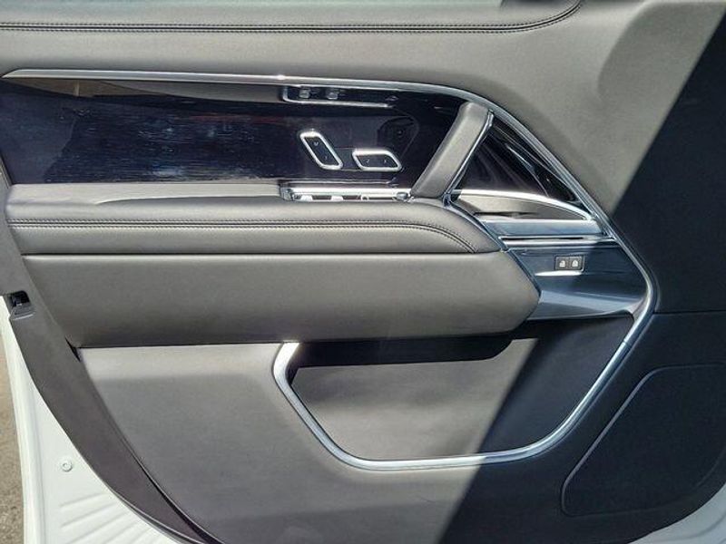 2023 Land Rover Range Rover SE photo 16
