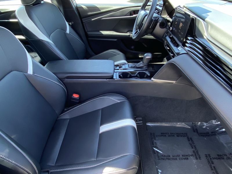 Used 2025 Toyota Camry SEImage 9