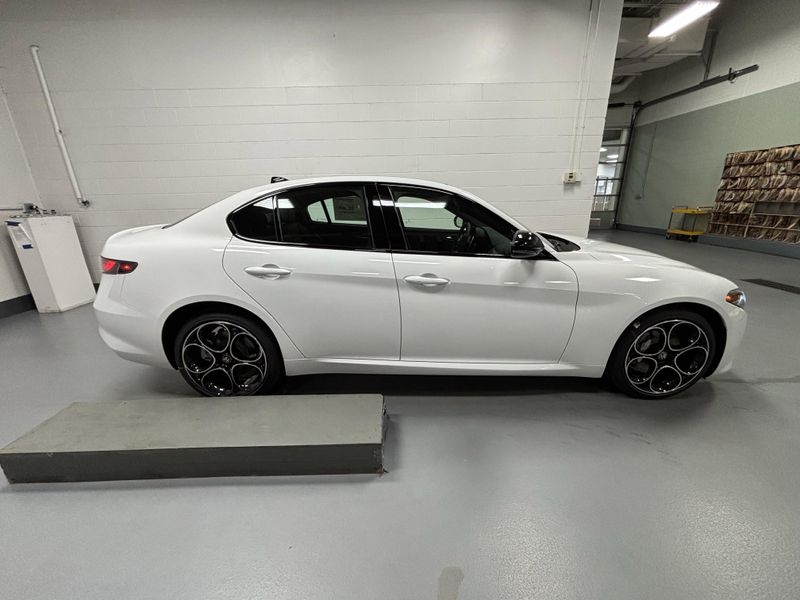 New 2025 Alfa Romeo Giulia AwdImage 4