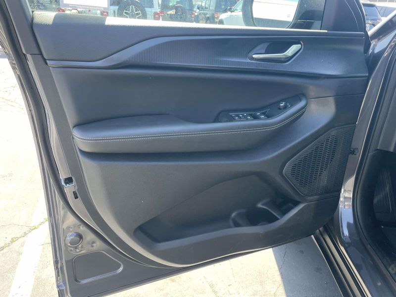 New 2026 Jeep Grand Cherokee L Laredo 4x2