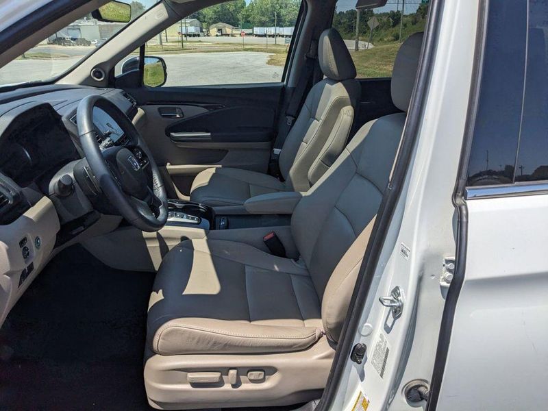 2022 Honda Pilot Touring 7-Passenger in a Platinum White Pearl exterior color and Beigeinterior. Johnson Dodge 601-693-6343 pixelmotiondemo.com 