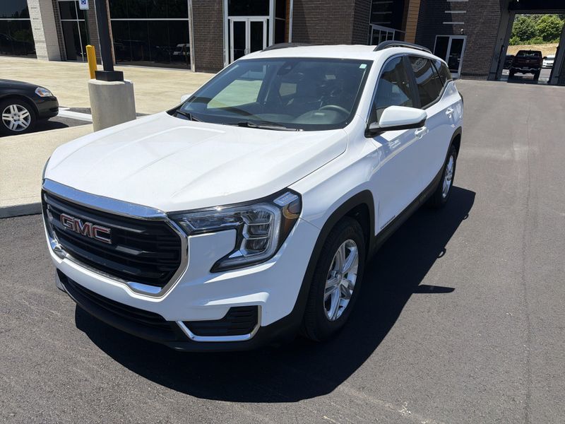 Used 2022 GMC Terrain SLEImage 2