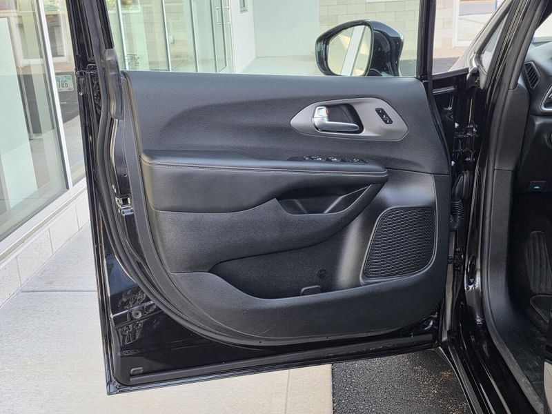 Used 2025 Chrysler Pacifica Select