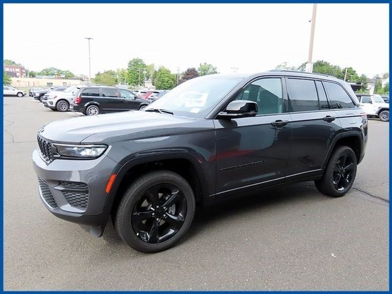 2023 Jeep Grand Cherokee LaredoImage 1