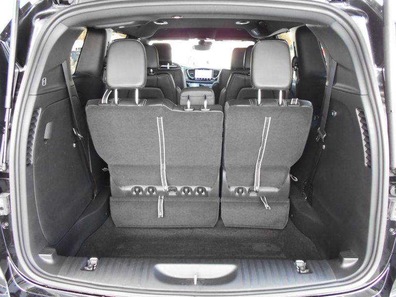 2025 Chrysler Voyager LxImage 24