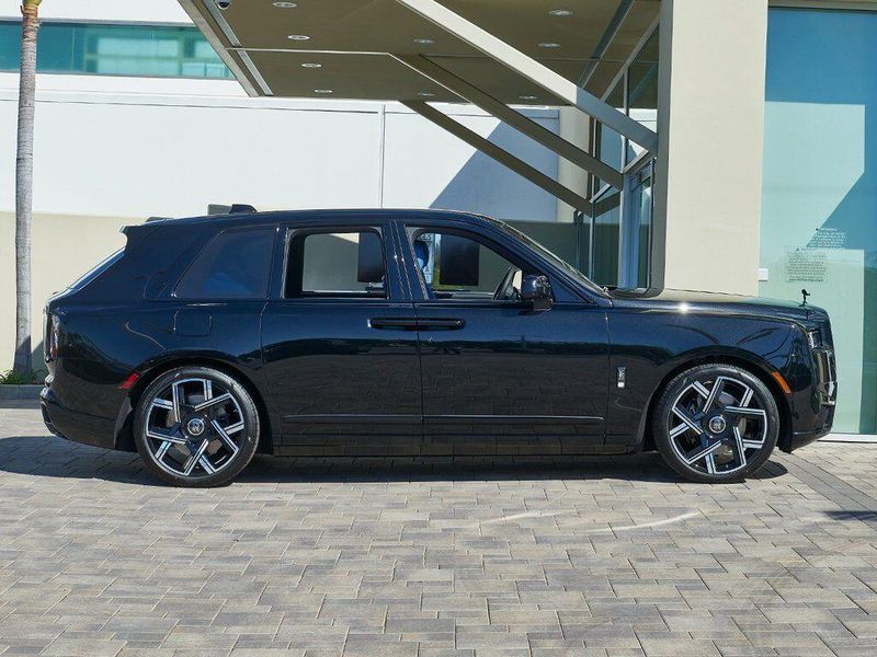 New 2026 Rolls-Royce Cullinan Black BadgeImage 9