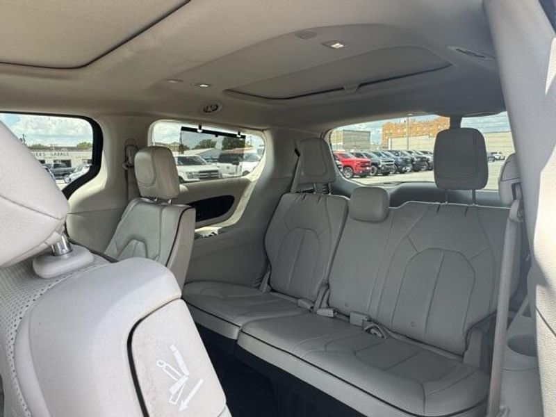 Used 2020 Chrysler Pacifica LimitedImage 13