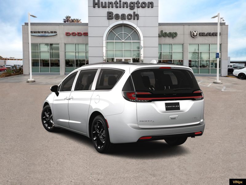 2023 Chrysler Pacifica Limited AWDImage 3