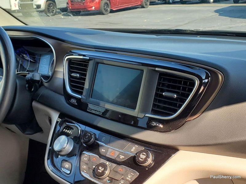 Used 2023 Chrysler Voyager LXImage 29