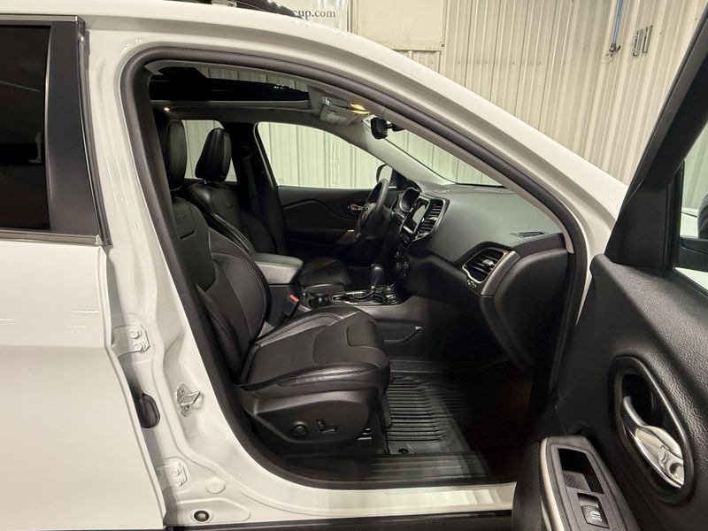 Used 2022 Jeep Cherokee LimitedImage 11