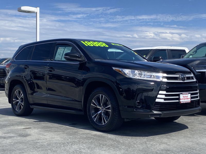Used 2018 Toyota Highlander LEImage 2