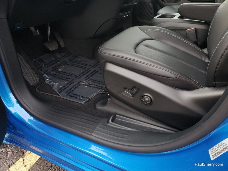 New 2026 Chrysler Pacifica Select