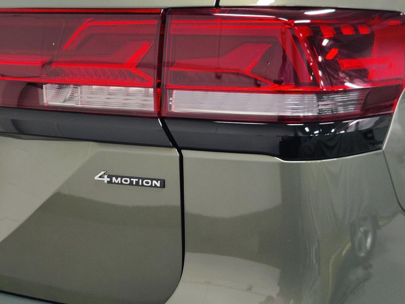 Used 2025 Volkswagen Atlas Peak Edition AWD w/SunroofImage 5