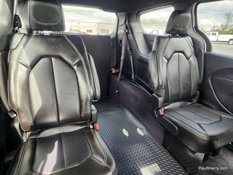 2025 Chrysler Voyager LXImage 4