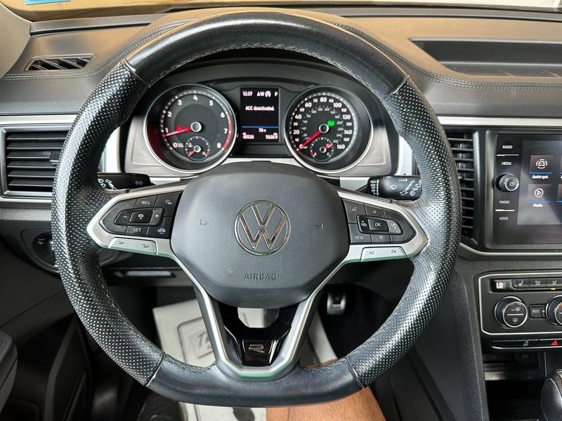 2021 Volkswagen Atlas 3.6L V6 SE w/Technology R-LineImage 2