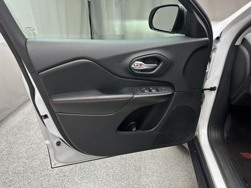 Used 2020 Jeep Cherokee TrailhawkImage 8