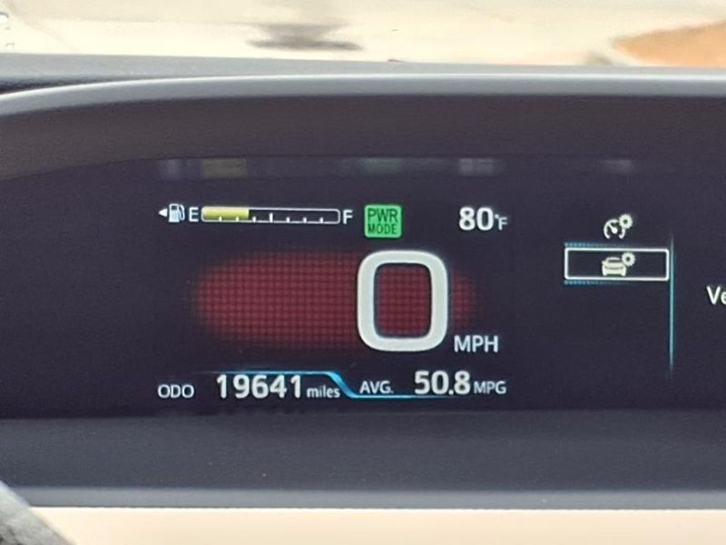 Used 2020 Toyota Prius LEImage 5