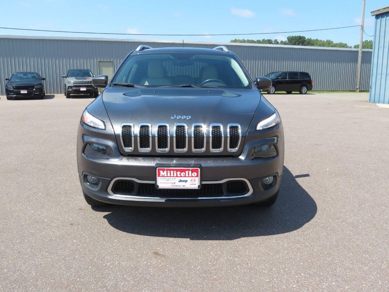 Used 2017 Jeep Cherokee Limited 4x4 4dr SUVImage 4