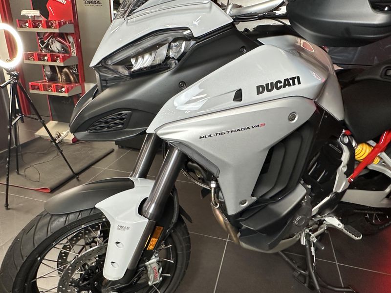 2023 Ducati MULTISTRADA V4S in a ICEBERG WHITE exterior color. Cross Country Cycle 201-288-0900 crosscountrycycle.net 