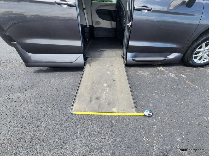 Used 2022 Chrysler Pacifica Touring L