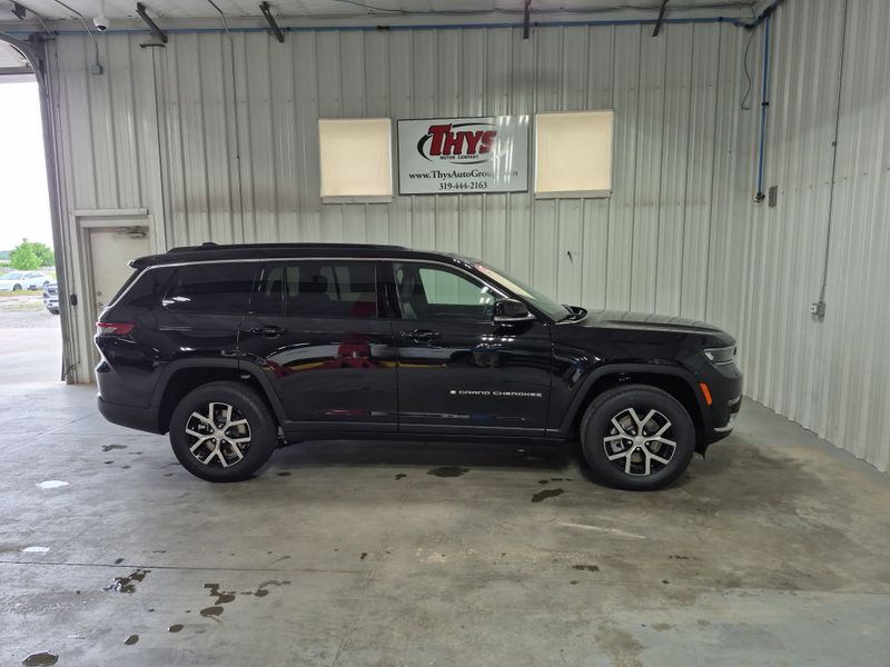 New 2025 Jeep Grand Cherokee L Limited 4x4Image 1