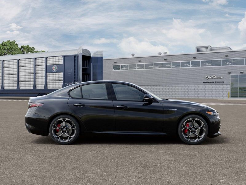 New 2026 Alfa Romeo Giulia AwdImage 12