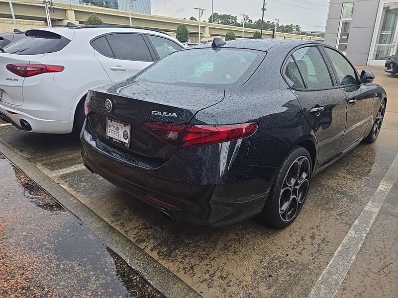 Used 2022 Alfa Romeo Giulia TiImage 3