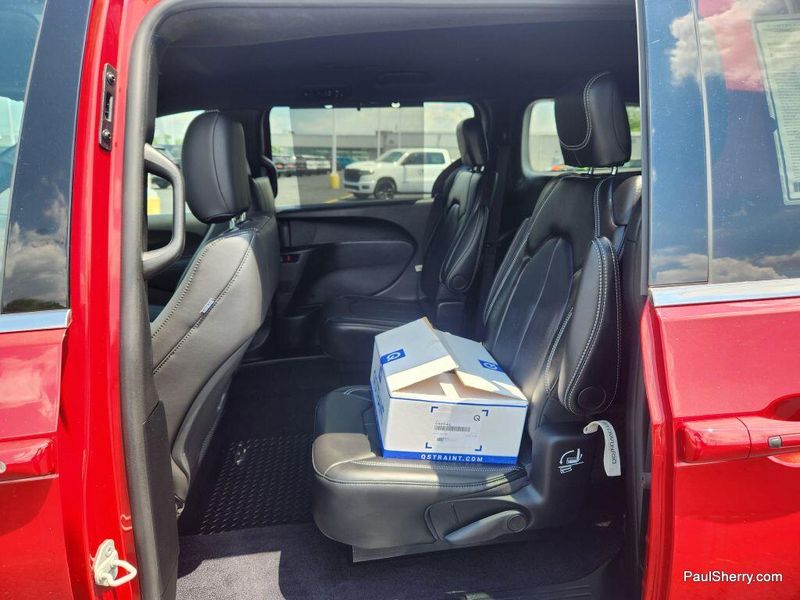 New 2025 Chrysler Voyager LXImage 59