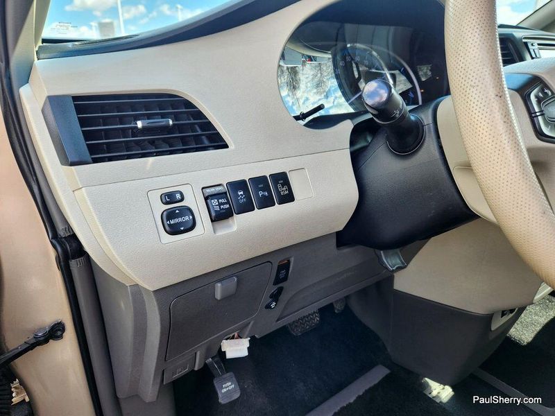 2014 Toyota Sienna XLEImage 29