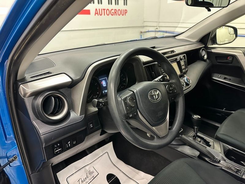 2018 Toyota RAV4 LEImage 18