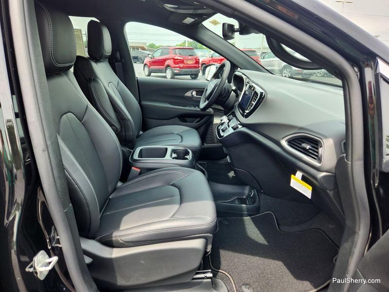 New 2025 Chrysler Voyager LxImage 29
