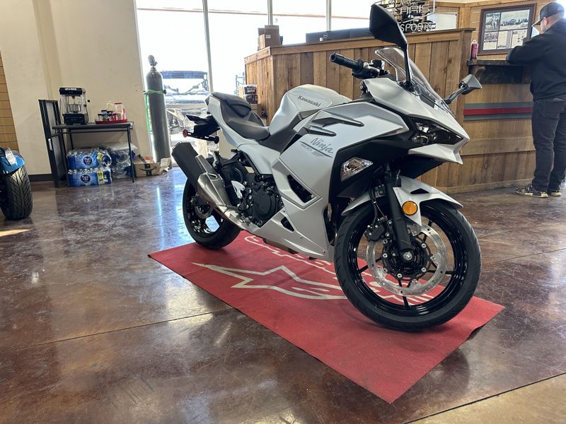 2025 Kawasaki NINJA 500 METALLIC MATTE WHITISH SILVER AND METALLIC MOONDUST GRAYImage 6