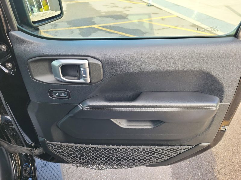 Used 2018 Jeep Wrangler Unlimited SaharaImage 16