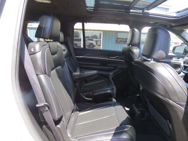 Used 2024 Jeep Grand Cherokee L Limited 4x4 4dr SUVImage 8